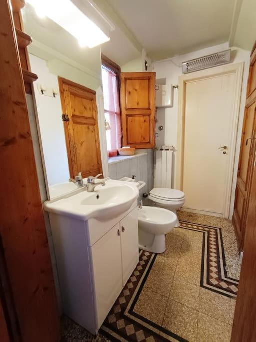 Just Outside The Wall: Free A/C, Bikes And Wifi ルッカ エクステリア 写真